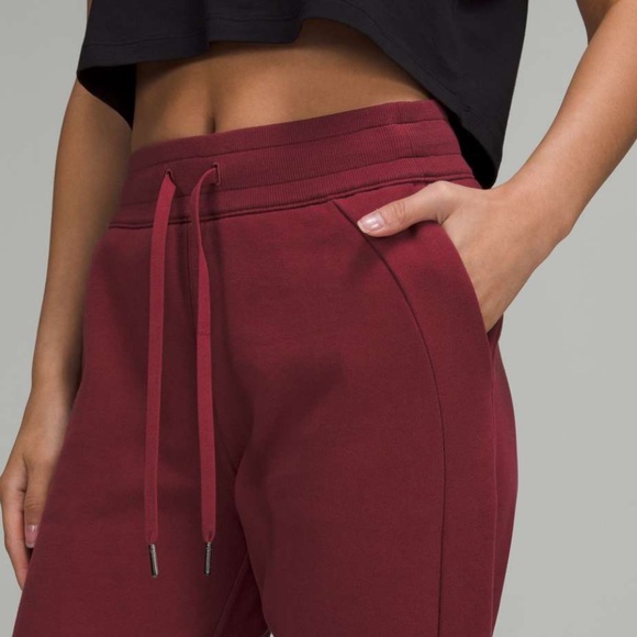 Lululemon Scuba High-Rise Jogger 7/8 Length Mulled Wine - Picture 3 of 10